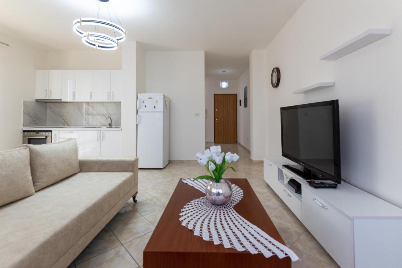 Spacious 2 Bedroom Apartment In Durres Beach Екстер'єр фото
